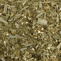 Photo du maté citron gingembre BIO vu de haut. Petites feuilles bien vertes parsemées de citronnelle, d'écorces de citron et de gingembre.