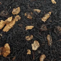 Mélange à la noix : Photo du thé vu de haut. Thé noir, feuilles plutôt longues, morceaux de noix et de dattes.
