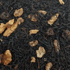 Mélange à la noix : Photo du thé vu de haut. Thé noir, feuilles plutôt longues, morceaux de noix et de dattes.