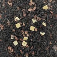 Photo du thé noir Les Trèfles d'Irlande vu de haut. Petites feuilles bien noires, morceaux de chocolat blanc et écorces de cacao.