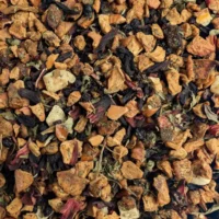 Vue de haut de l'infusion d'hibiscus Cannibal Red Blood avec ses morceaux de fruits et feuilles de menthe