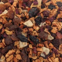 Antarès: Photo de l'infusion vue de haut. Mélange de fruits séchés (raisins secs, betterave, cynorhondon) dans les tons chauds.