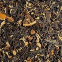 Castor et Pollux BIO : Photo du thé vu de haut. Thé vert à feuilles longues, légèrement grillées agrémenté de tranches d'agrumes, morceaux de pomme et de gingembre.