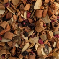 Infusion de Noël : Photo de l'infusion vue de haut. Tous les morceaux de fruits séchés sont vu de haut : cannelle, amandes, etc...