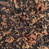 Noël à Grenoble: Photo du thé vu de haut. Thé noir à feuilles fines. Toutes les épices et la noix sont présentes dans le mélange.