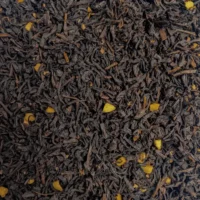 Noël à Québec : Photo du thé vu de haut. Thé noir à feuilles fines décoré de morceaux d'amande.