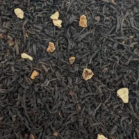 Secret de Persée : Photo du thé vu de haut. Thé noir à feuilles fines agrémenté d'écorces d'agrumes et d'épices.