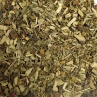 Solstice d'hiver BIO: Photo de l'infusion vue de haut. La citronnelle et les épices sont bien visibles.