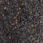 Mélange à la noix : Photo du thé vu de haut. Thé noir, feuilles plutôt courtes, graines de sarrasin grillées.
