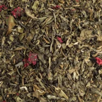 Lolithé : Photo du thé vu de haut. Petites feuilles de thés blancs et vert, morceaux de fruits rouges.