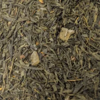 Photo du thé vert melon ananas vu de près. Feuilles de thé Sencha de Chine très classique avec des morceaux de melon et d'ananas confits pour décorer et sucrer.