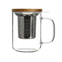Photo de la tisanière en verre OGO - 45cl. Le verre est transparent. Le filtre en acier inoxydable est apparent ainsi que le couvercle en bois.