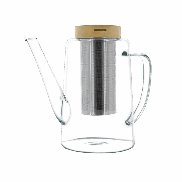 Photo de la théière en verre OGO - 1,2L. Le verre est transparent, la théi!ère est arrondie en bas et se rétrécie en remontant. Le bec verseaur remonte pratiquement en vertical. Le filtre en acier inoxydable est apparent ainsi que le couvercle en bois.