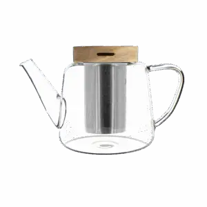 Photo de la théière en verre OGO - 68cl. Le verre est transparent, la théi!ère est arrondie en bas et se rétrécie en remontant. Le bec verseaur remonte pratiquement en vertical. Le filtre en acier inoxydable est apparent ainsi que le couvercle en bois.