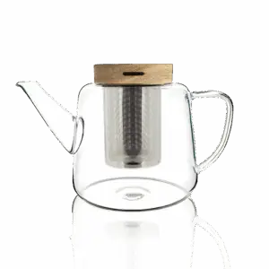 Photo de la théière en verre OGO - 1L. Le verre est transparent, la théi!ère est arrondie en bas et se rétrécie en remontant. Le bec verseaur remonte pratiquement en vertical. Le filtre en acier inoxydable est apparent ainsi que le couvercle en bois.