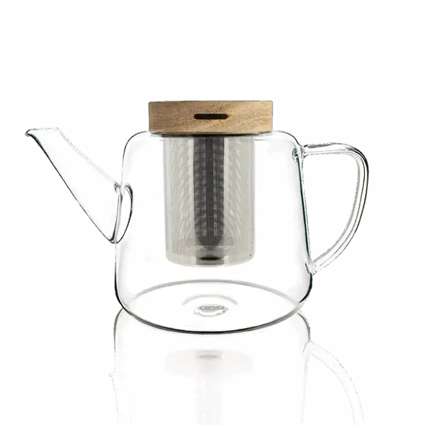 Photo de la théière en verre OGO - 1L. Le verre est transparent, la théi!ère est arrondie en bas et se rétrécie en remontant. Le bec verseaur remonte pratiquement en vertical. Le filtre en acier inoxydable est apparent ainsi que le couvercle en bois.