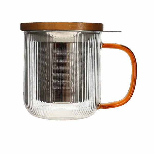 Photo de la tisanière en verre OGO - Anse ambre, 30cl. Le verre est transparent, strié en vertical. La anse est couleur ambre en transparence. Le filtre en acier inoxydable est apparent ainsi que le couvercle en bois.