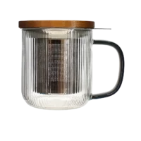 Photo de la tisanière en verre OGO - Anse noire, 30cl. Le verre est transparent, strié en vertical. La anse est couleur noir en transparence. Le filtre en acier inoxydable est apparent ainsi que le couvercle en bois.
