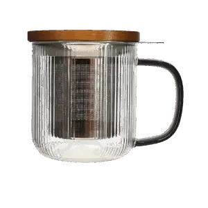 Photo de la tisanière en verre OGO - Anse noire, 30cl. Le verre est transparent, strié en vertical. La anse est couleur noir en transparence. Le filtre en acier inoxydable est apparent ainsi que le couvercle en bois.