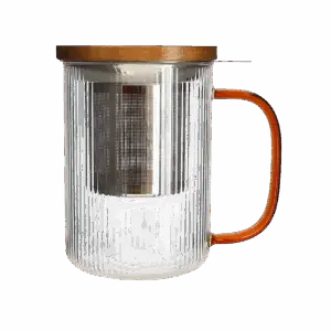 Photo de la tisanière en verre OGO - Anse ambre, 47,5cl. Le verre est transparent, strié en vertical. La anse est couleur ambre en transparence. Le filtre en acier inoxydable est apparent ainsi que le couvercle en bois.