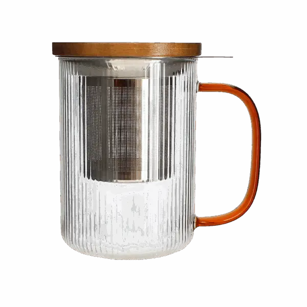 Photo de la tisanière en verre OGO - Anse ambre, 47,5cl. Le verre est transparent, strié en vertical. La anse est couleur ambre en transparence. Le filtre en acier inoxydable est apparent ainsi que le couvercle en bois.