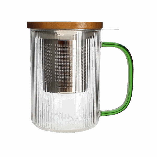 Photo de la tisanière en verre OGO - Anse verte, 47,5cl. Le verre est transparent, strié en vertical. La anse est couleur vert en transparence. Le filtre en acier inoxydable est apparent ainsi que le couvercle en bois.