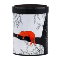 Photo de la boîte à thé empilable - Abélie : Illustration d'un chat roux dormant sur une branche d'arbre noir sur fond blanc. Boîte ronde, couvercle noir.