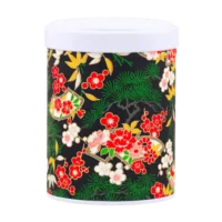 Photo de la boîte à thé empilable - Bonsaï : papier washi fond noir, bonsaï verts, fleurs blanches et rouges. Boîte ronde, couvercle blanc.