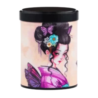 Photo de la boîte à thé empilable - Clématite : Illustration d'une femme en kimono avec des ailes de papillon violettes sur fond beige. Boîte ronde, couvercle noir.