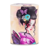 Photo de la boîte à thé classique - Clématite : Illustration d'une femme en kimono avec des ailes de papillon violettes sur fond beige. Boîte ronde.