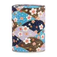 Photo de la boîte à thé classique - Falkia Repens : papier washi fond en forme d'éventails bleus, violets, noirs, petites fleurs blanches et rouges. Boîte ronde.