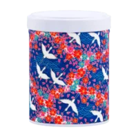Photo de la boîte à thé empilable - Iris japonais : papier washi trainée de fleurs rouges, cygnes, fond bleu roi, style japonais. Boîte ronde, couvercle blanc.