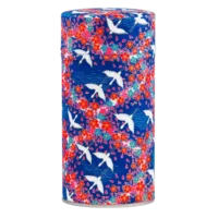 Photo de la grande boîte à thé - Iris japonais : papier washi trainée de fleurs rouges, cygnes, fond bleu roi, style japonais. Boîte ronde, couvercle blanc.