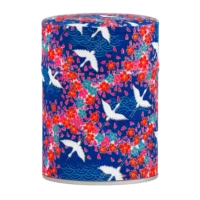 Photo de la boîte à thé classique - Iris japonais : papier washi trainée de fleurs rouges, cygnes, fond bleu roi, style japonais. Boîte ronde, couvercle blanc.