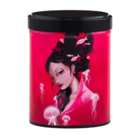Photo de la boîte à thé empilable - Nénuphar : Illustration d'une femme, poissons, étoiles de mers sur ses cheveux noirs et quelques méduses autour sur fond fuschia . Boîte ronde, couvercle noir.
