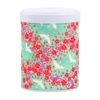 Photo de la boîte à thé empilable - Oxalis : papier washi trainée de fleurs rouges, cygnes, fond menthe à l'eau, style japonais. Boîte ronde, couvercle blanc.