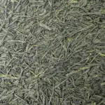 Thé vert Sencha Yatamadori 2025, feuilles vert foncé en forme d'aiguille en vrac, vu de près.