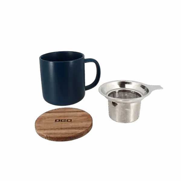 Photo des éléments de la tisanière OGO - Bleue 30cl. Tasse une anse, couvercle en bois et inox et filtre acier inoxidable microperforé.