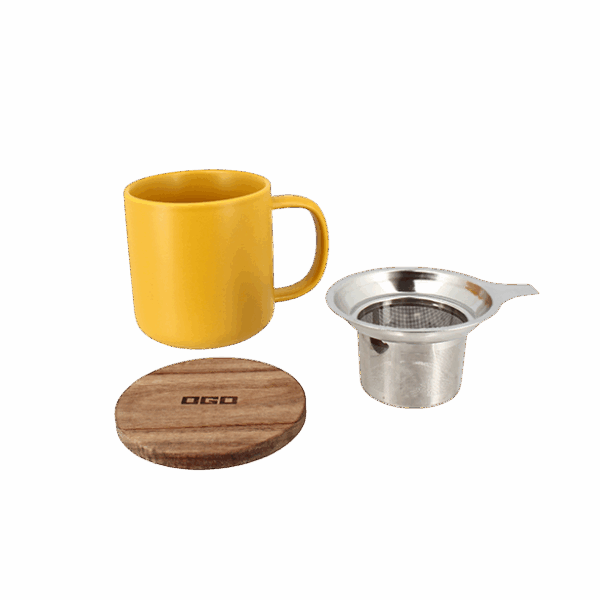 Photo des éléments de la tisanière OGO - jaune 30cl. Tasse une anse, couvercle en bois et inox et filtre acier inoxidable microperforé.