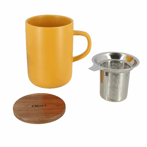 Photo des éléments de la tisanière OGO - jaune 47,5cl. Tasse une anse, couvercle en bois et inox et filtre acier inoxidable microperforé.