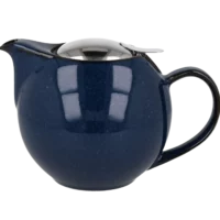 Photo de la théière Zero Japan - Bleu jean - 1L. La théière est assez ronde, d'un bleu assez foncé un peu brillant. Le couvercle est en inox, rond également et assez discret.