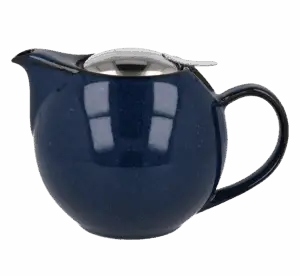 Photo de la théière Zero Japan - Bleu jean - 1L. La théière est assez ronde, d'un bleu assez foncé un peu brillant. Le couvercle est en inox, rond également et assez discret.