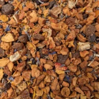 Eté doré : Photo de l'infusion vu de haut. Tous les fruits séchés sont visibles ainsi que la lavande.