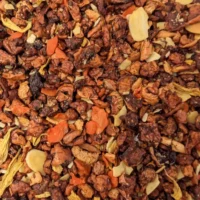 Jour 1 : Photo de l'infusion vu de haut. Tous les fruits séchés sont visibles, couleurs automnales, orange et marrons.