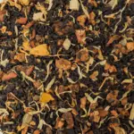 Marron Five : Photo du thé vu de haut. Thé noir à feuilles fines agrémenté d'ananas confits, de honeybush, chicorée, morceaux de châtaigne, etc.