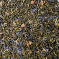Oolong mirabelle BIO : Photo du thé vu de haut. Thé oolong peu oxydé roulé en billes décoré de jolis pétales de fleurs.
