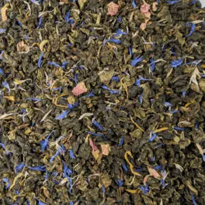 Oolong mirabelle BIO : Photo du thé vu de haut. Thé oolong peu oxydé roulé en billes décoré de jolis pétales de fleurs.