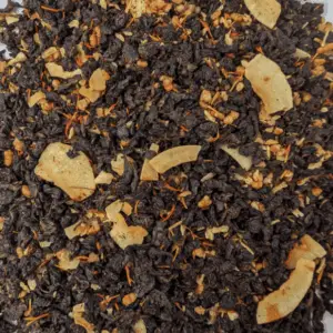 Sésame grillé : Photo du thé vu de haut. Thé oolong bien oxydé roulé en billes agrémenté de sésame, riz soufflé, chips de coco, fleurs de carthame.