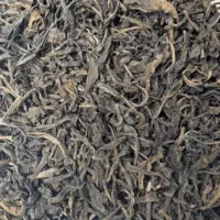 Zomba Malawi : Photo du thé vu de haut. Thé vert à feuilles longues, peu travaillées, bourgeonnées et légèrement torsadées.