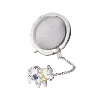 Boule à thé de Noël - Renne. Boule en inox, tige en inox avec au bout un renne blanc décoré d'une écharpe beigne et de motifs bleus.